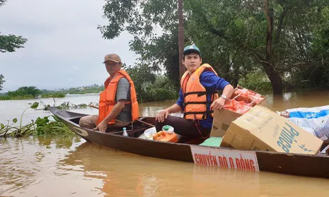Những chuyến đò cấp cứu giữa rốn lũ